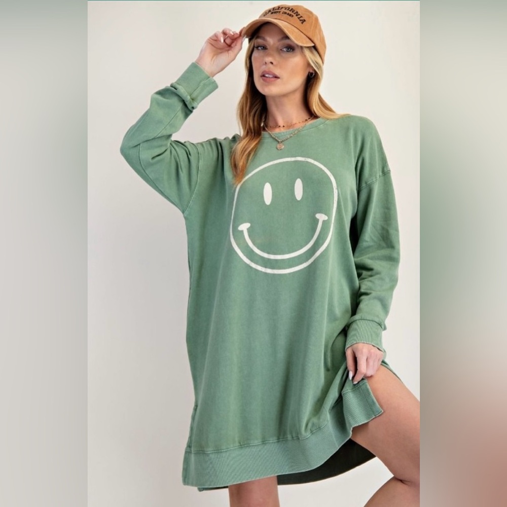 Easel Oversized Cotton Green Smiley Face Dress
New with tags